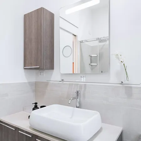 Easylife - Stile Ed Eleganza In Sant'agostino Milan