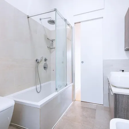 Easylife - Stile Ed Eleganza In Sant'agostino Milan